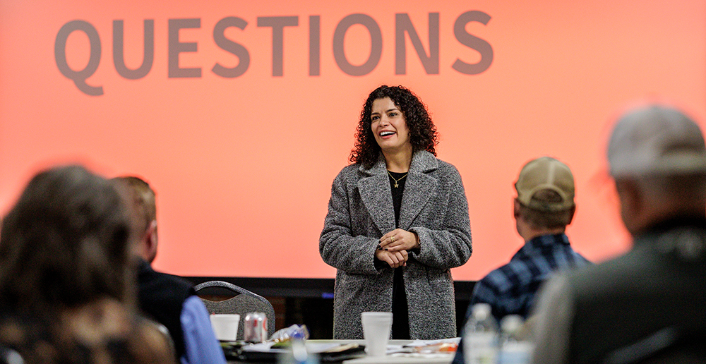 Isabella Maciel answering questions